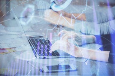 Bilgisayarda ve finansal grafik hologramında yazı yazan kadın ellerine çok maruz kalmış. Borsa analizi kavramı.