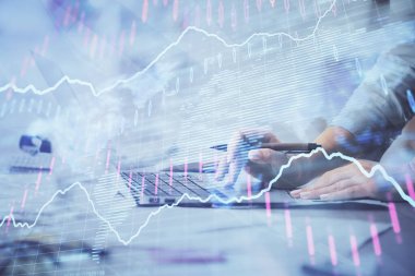 Bilgisayarda ve finansal grafik hologramında yazı yazan kadın ellerine çok maruz kalmış. Borsa analizi kavramı.