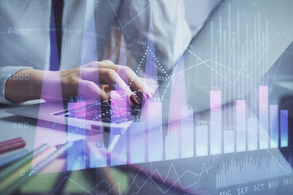 コンピュータと金融グラフのホログラム図面に入力する女性の手の二重露出。株式市場分析の概念. — ストック写真