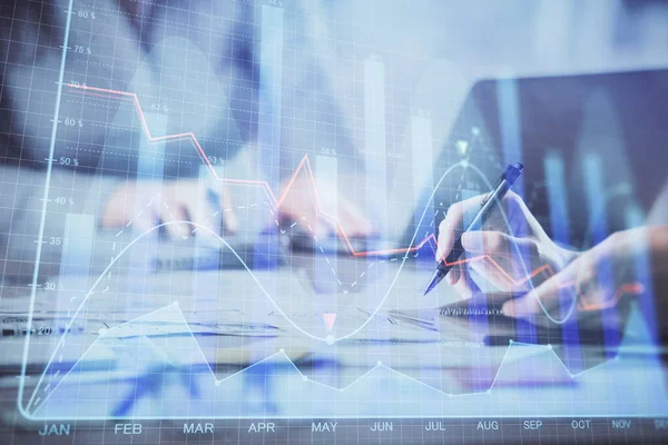 Mehrfachbelichtung von Frauenhänden beim Tippen auf Computer- und Forex-Diagramm-Hologrammzeichnung. Aktienmarktanalysekonzept. — Stockfoto