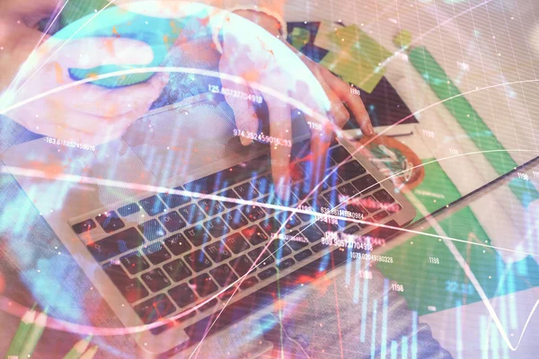 Double exposition des mains de la femme tapant sur l'ordinateur et le dessin d'hologramme de graphique forex. Concept d'investissement boursier. — Photo