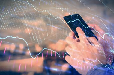 Erkeklerin el ele tutuşup dijital bir cihaz ve ön grafik çizimi kullanırken çift pozlama. Finansal piyasa kavramı.