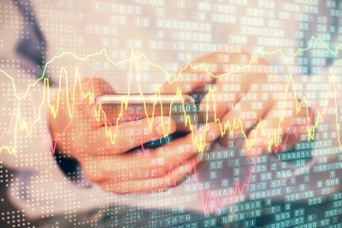 Erkeklerin el ele tutuşup dijital telefon ve forx grafik çizimleri kullanırken birden fazla pozlama. Finansal piyasa kavramı.