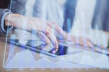 Önx grafik çizimine çifte maruz kalma ve kadın ve erkeğin birlikte çalışarak mobil bir cihaz kullanması. Ticaret konsepti.