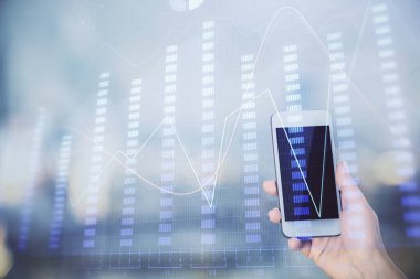 Ön x çizelgesine çift pozlama, hologram çizimi ve cep telefonu kullanan bir kadın. Borsa konsepti.