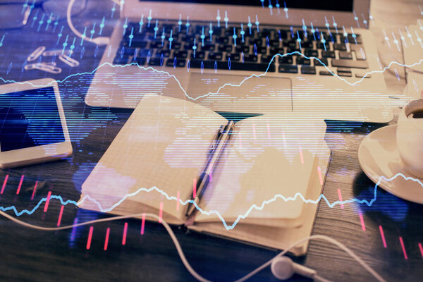 Multi экспозиции финансовых графиков рисунки и стол с открытым фоном ноутбука. Концепция форекс