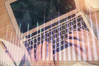 Erkeklerin ellerinin bilgisayar klavyesini ve ön grafik hologram çizimlerini yazarken çifte pozlama. Üst Manzara. Finans piyasası kavramı.