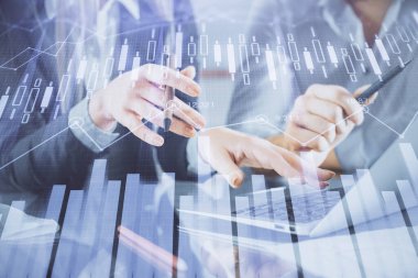 Birlikte çalışan kadın ve erkeğin birden fazla pozu ve finansal grafik hologramı. İş konsepti. Bilgisayar arkaplanı.