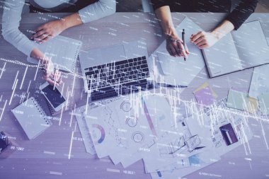 Bilgisayar ve ön grafik hologram çizimi üzerinde çalışan kadın elleri çift pozlama. Üst Manzara. Mali analiz kavramı.