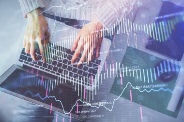 Bilgisayar ve önx çizim hologramı üzerinde çalışan kadın elinin çoklu pozu. Üst Manzara. Mali analiz kavramı.