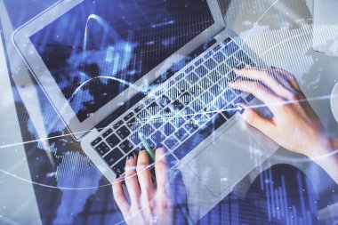 Bilgisayar ve ön x çizim hologramı üzerinde çalışan kadın elleri çift pozlama. Üst Manzara. Mali analiz kavramı.