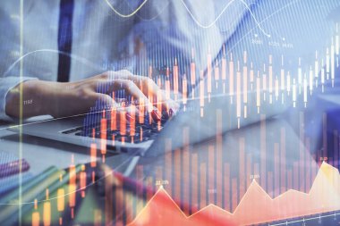 Bilgisayarda ve finansal grafik hologramında kadın eli yazarken çift pozlama. Borsa analizi kavramı.