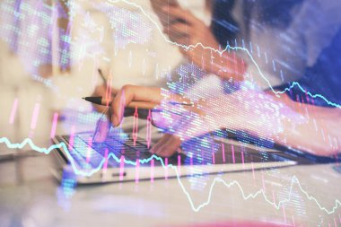 Bilgisayarda ve finansal grafik hologramında yazı yazan kadın ellerine çoklu maruz kalma. Borsa analizi kavramı.