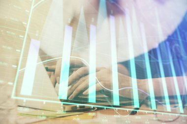 Bilgisayarda ve finansal grafik hologramında yazı yazan kadın ellerine çoklu maruz kalma. Borsa analizi kavramı.