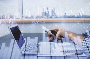 Erkeklerin el ele tutuşup dijital bir cihaz ve ön grafik çizimi kullanırken çift pozlama. Finansal piyasa kavramı.