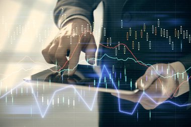 Erkeklerin el ele tutuşup dijital bir cihaz ve ön grafik çizimi kullanırken çift pozlama. Finansal piyasa kavramı.