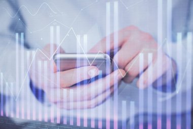 Erkeklerin el ele tutuşup dijital bir cihaz ve ön grafik çizimi kullanırken çift pozlama. Finansal piyasa kavramı.