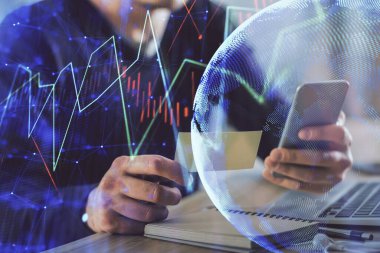 Bir adamın elini tutarken ve bir telefon ve finansal grafik çizimi kullanırken çift pozlama. Analiz kavramı.