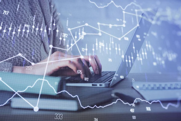 Doppelbelichtung von Frauenhänden beim Tippen auf Computer- und Forex-Diagramm-Hologrammzeichnung. Aktienmarktanalysekonzept. — Stockfoto