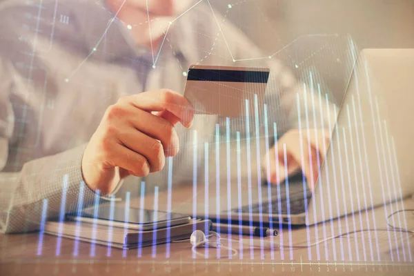 Dubbele blootstelling van de man handen met een creditcard en Forex grafiek tekening. Aandelenhandel en digitale fintech in Internet E-commerce concept. — Stockfoto