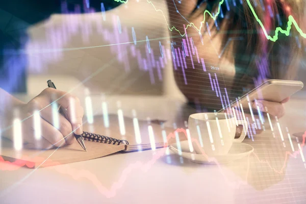Doppelbelichtung von Forex-Graphen-Skizze Hologramm und Frau halten und mit einem mobilen Gerät. Börsenkonzept. — Stockfoto