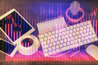 Masaüstünde telefonlu ön x grafik hologramına çift pozlama. Üst Manzara. Mobil ticaret platformu kavramı.