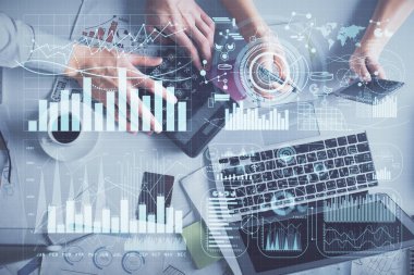 Birlikte çalışan kadın ve erkeğin çifte pozu ve finansal grafik hologramı çizimi. Pazar analizi konsepti. Bilgisayar arkaplanı. Üst Görünüm.