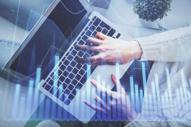 Bilgisayar ve ön x çizim hologramı üzerinde çalışan kadın elleri çift pozlama. Üst Manzara. Mali analiz kavramı.