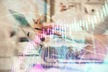 Bilgisayarda ve finansal grafik hologramında yazı yazan kadın ellerine çoklu maruz kalma. Borsa analizi kavramı.