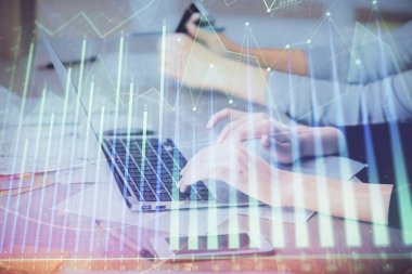 Bilgisayarda ve finansal grafik hologramında yazı yazan kadın ellerine çok maruz kalmış. Borsa analizi kavramı.