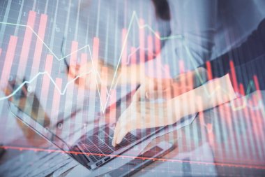 Bilgisayarda ve finansal grafik hologramında yazı yazan kadın ellerine çok maruz kalmış. Borsa analizi kavramı.