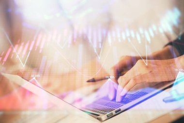 Bilgisayarda ve ön x grafik hologram çiziminde kadın eli yazarken çift pozlama. Borsa yatırım kavramı.