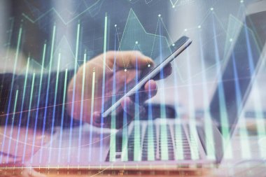 Bir adamın elini tutarken ve bir telefon ve finansal grafik çizimi kullanırken çift pozlama. Analiz kavramı.