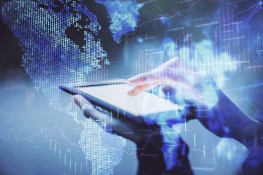 Ön x çizelgesine çift pozlama, hologram çizimi ve cep telefonu kullanan bir kadın. Finansal piyasa kavramı.