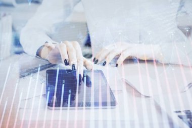 Ön x çizelgesine çift pozlama, hologram çizimi ve cep telefonu kullanan bir kadın. Finansal piyasa kavramı.