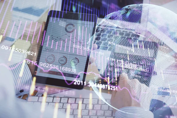 Doppelbelichtung von Menschenhänden, die ein digitales Gerät und eine Forex-Graphenzeichnung halten und verwenden. Finanzmarktkonzept. — Stockfoto