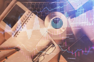 Finansal grafik hologramına telefonla çifte maruz kalma. Üst Manzara. Mobil ticaret platformu kavramı.