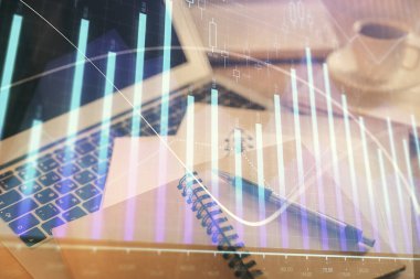 Finans şeması çizimine ve masaüstüne kahve ve masa arkasında eşyalar ile çifte pozlama. Önx piyasa ticareti kavramı