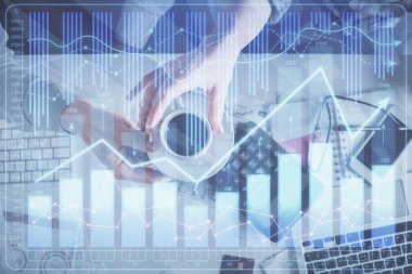 Birlikte çalışan kadın ve erkeğin çifte pozu ve finansal grafik hologramı çizimi. Pazar analizi konsepti. Bilgisayar arkaplanı. Üst Görünüm.