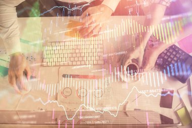 Birlikte çalışan kadın ve erkeğin çifte pozu ve finansal grafik hologramı çizimi. Pazar analizi konsepti. Bilgisayar arkaplanı. Üst Görünüm.