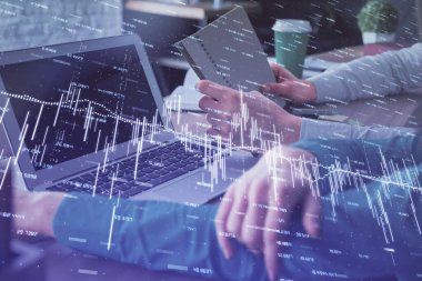 Kadın ve erkeğin birlikte çalıştığı çifte pozlama ve ön plan hologramı. İş konsepti. Bilgisayar arkaplanı.