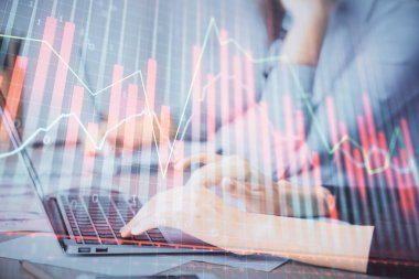 Bilgisayarda ve finansal grafik hologramında yazı yazan kadın ellerine çok maruz kalmış. Borsa analizi kavramı.