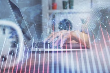 Bilgisayarda ve ön x grafik hologram çiziminde kadın eli yazarken çift pozlama. Borsa yatırım kavramı.