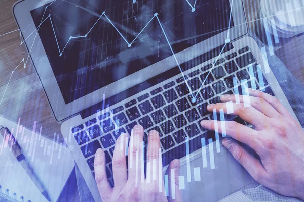 Doble exposición de manos mans tecleando sobre el teclado de la computadora y el dibujo del holograma gráfico forex. Vista superior. Concepto de mercados financieros. —  Fotos de Stock