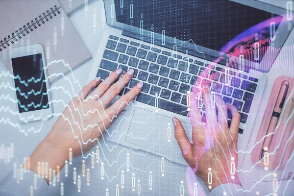 Dubbele blootstelling van vrouwen handen werken op de computer en forex grafiek hologram tekening. Bovenaanzicht. Begrip financiële analyse. — Stockfoto