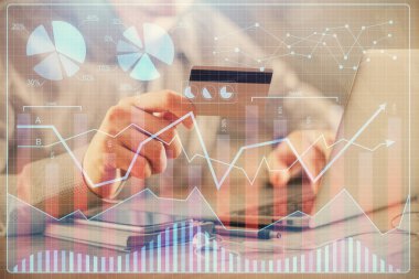 Ellerinde kredi kartı ve forex çizimi olan bir adamın çift pozu. İnternet E-ticaret kavramında hisse senedi ve dijital fintech.