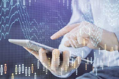 Erkeklerin el ele tutuşup dijital bir cihaz ve ön grafik çizimi kullanırken çift pozlama. Finansal piyasa kavramı.