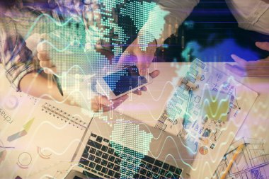 Önx grafik çizimine çifte maruz kalma ve kadın ve erkeğin birlikte çalışarak mobil bir cihaz kullanması. Ticaret konsepti.