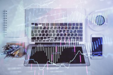 Borsa tablosu ve masa arkasındaki en iyi görüntü bilgisayarı. Çoklu maruz kalma. Mali analiz kavramı.