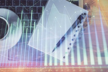 Forx grafik çizimi ve çalışma masası üst veiw çoklu pozlama. Mali analiz kavramı.